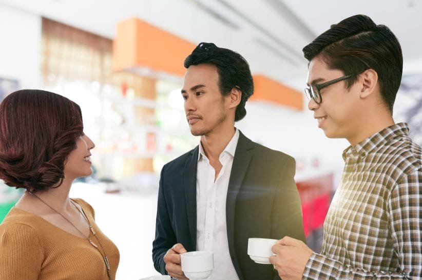 karyawan bercengkrama saat coffe break di pantry kantor