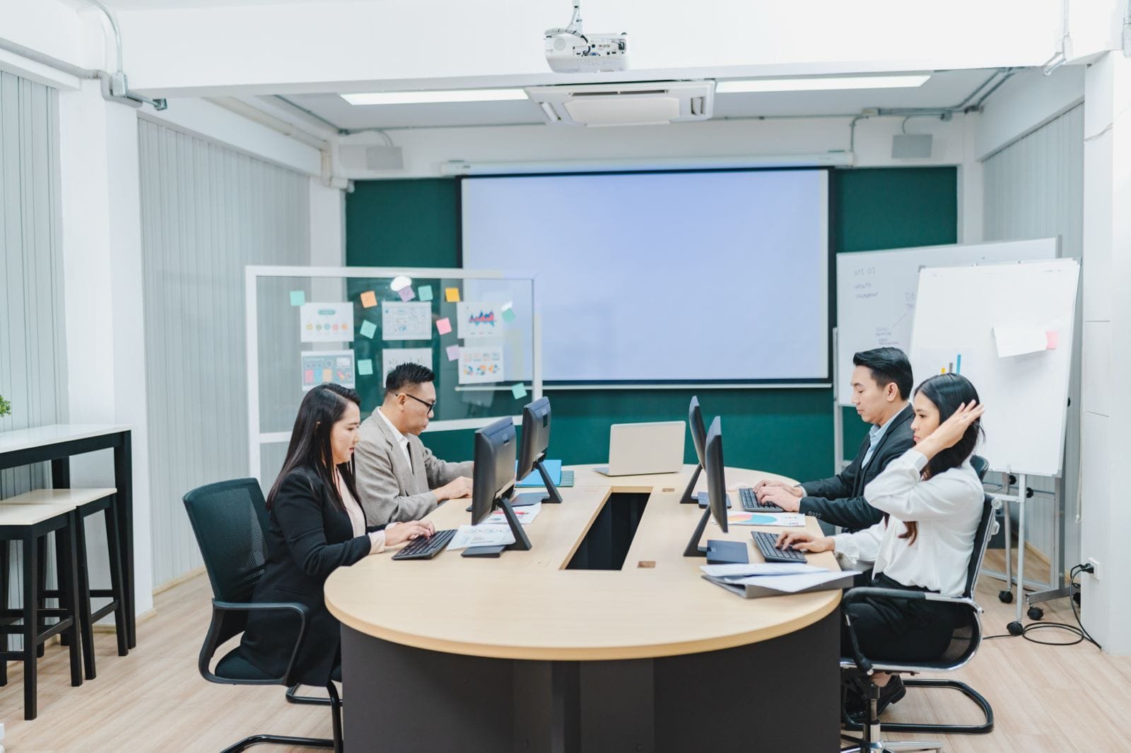 karyawan-kantor-bekerja-di-ruang-meeting-kantor-yang-bersih